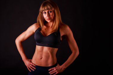 Siyah üzerine poz fitness kız