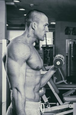 Özel simülatörde adam karın pompalama jimnastik salonu kas.