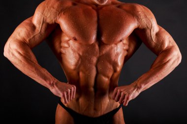 Siyah bir arka plan üzerinde kaslı