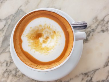 Bir fincan kapuçino mermer masada