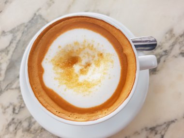 Bir fincan kapuçino mermer masada