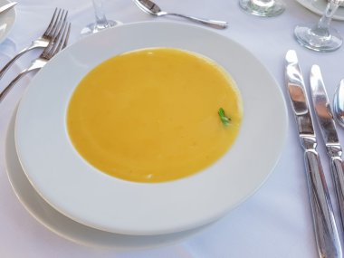 Beyaz tabakta krema çorbası