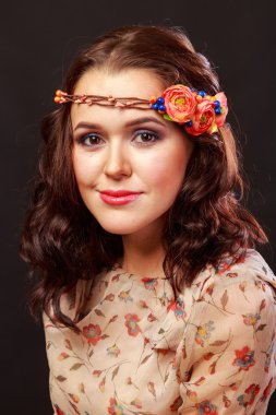 Hafif bir arka plan üzerinde kısa bir etek bir kız. Güzel ve genç birbayan. Güzel profesyonel makyaj.