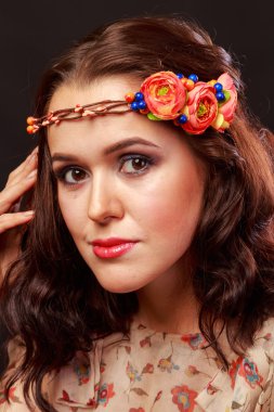 Hafif bir arka plan üzerinde kısa bir etek bir kız. Güzel ve genç birbayan. Güzel profesyonel makyaj.