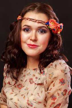 Hafif bir arka plan üzerinde kısa bir etek bir kız. Güzel ve genç birbayan. Güzel profesyonel makyaj.