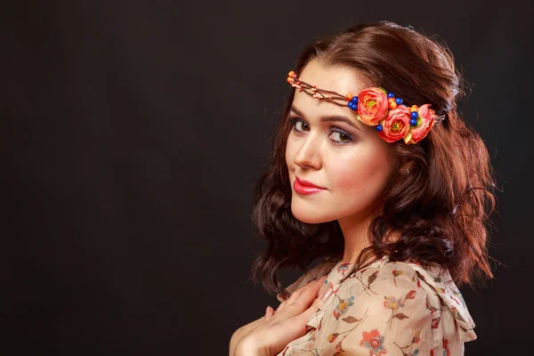 Vacker flicka med en blomma i håret — Stockfoto