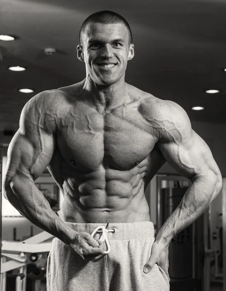 Handsome muscular guy in the gym — Stock Photo, Image