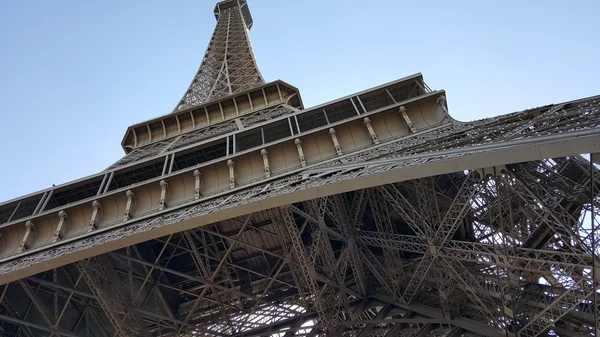 Magnífica Torre Eiffel. Hermosa ciudad . — Foto de Stock