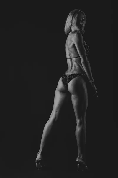 Menina com corpo muscular lindo em um maiô — Fotografia de Stock