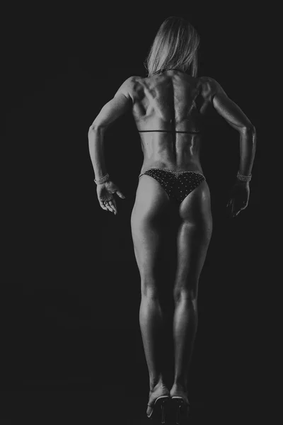 Mädchen mit wunderschönem muskulösen Körper im Badeanzug — Stockfoto