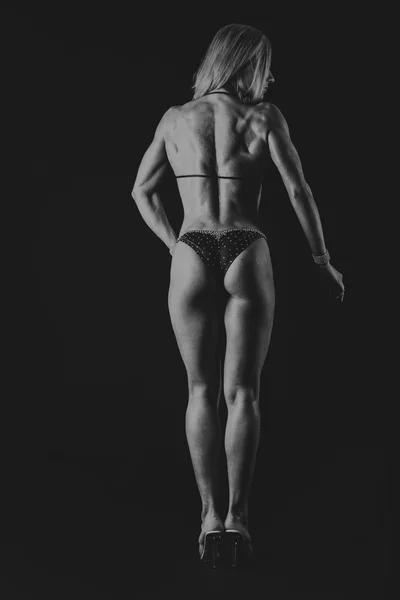 Menina com corpo muscular lindo em um maiô — Fotografia de Stock