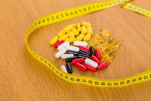 Coloridas pastillas y tabletas. Pastillas dietéticas — Foto de Stock