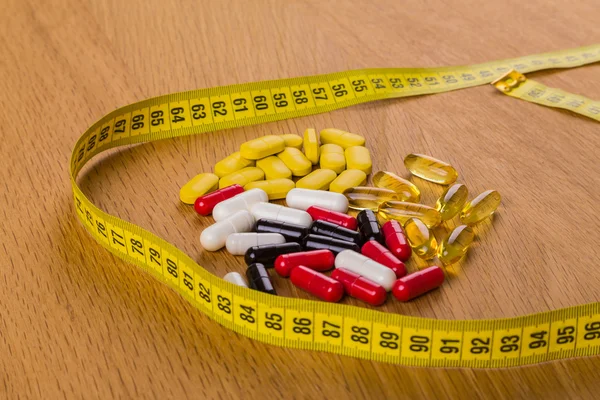 Coloridas pastillas y tabletas. Pastillas dietéticas — Foto de Stock