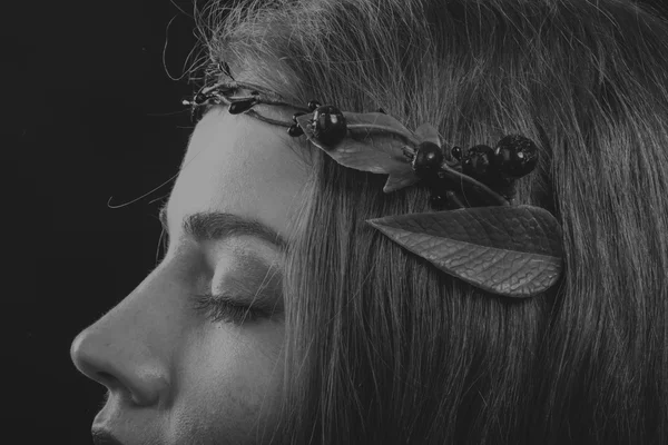 彼女の髪の美しい花輪 — ストック写真