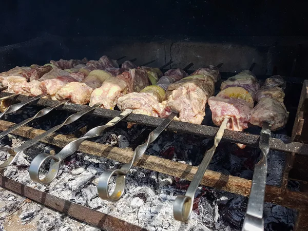 Préparation d'un shish kebab sur le gril — Photo