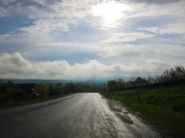 Excellent road before rain. The scenic road in cloudy weather — Stock Photo, Image