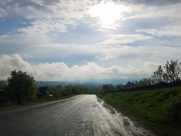 Excellent road before rain. The scenic road in cloudy weather — Stock Photo, Image