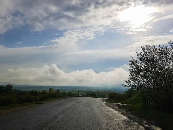 Excellent road before rain. The scenic road in cloudy weather — Stock Photo, Image