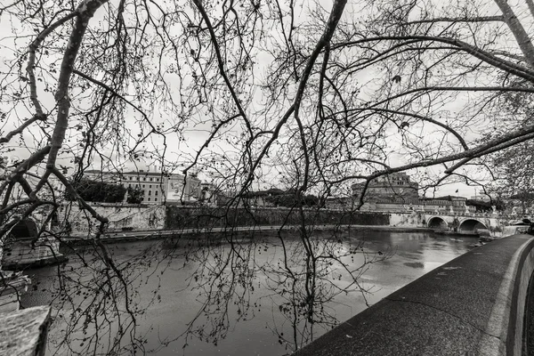 Świetne Rzymu, z widokiem na rzekę Tiber i zabytki architektury. — Zdjęcie stockowe