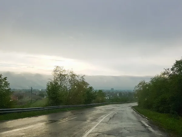 Excelente estrada antes da chuva. A estrada cênica em tempo nublado — Fotografia de Stock