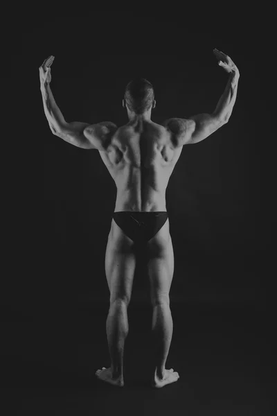 Muskulöser, erleichterter Bodybuilder auf schwarzem Hintergrund. schwarz a — Stockfoto