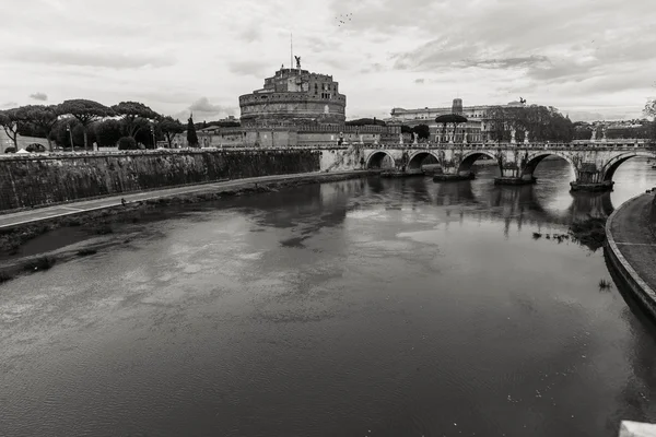 Grande Roma, vista para o rio Tibre e monumentos arquitetônicos . — Fotografia de Stock