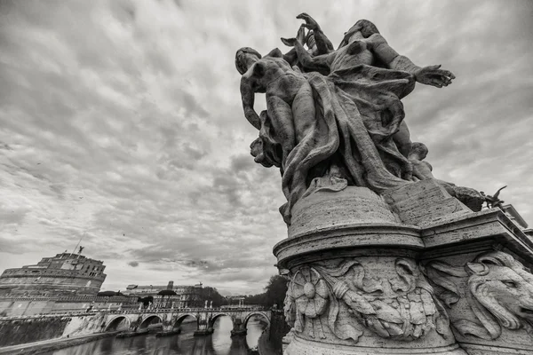 Grote Rome, uitzicht op de rivier Tiber en architectonische monumenten. — Stockfoto