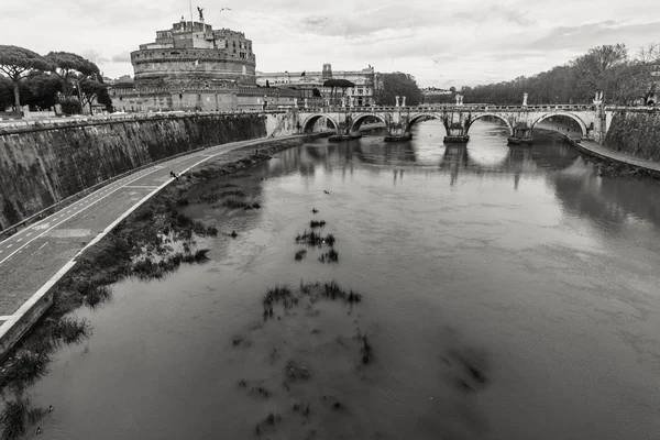 Grande Roma, vista para o rio Tibre e monumentos arquitetônicos . — Fotografia de Stock