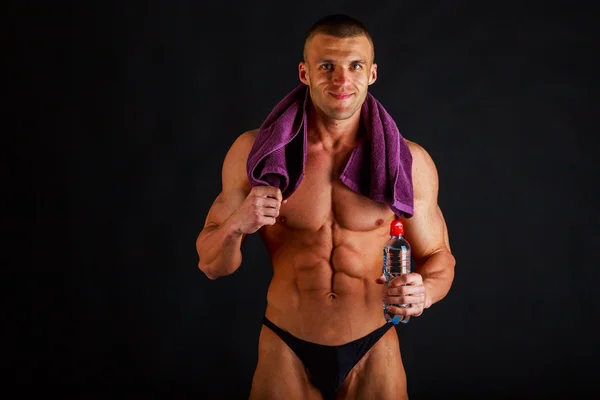 Uomo atletico con asciugamano, corda e acqua — Foto Stock