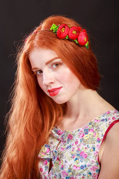 Vacker rödhårig flicka — Stockfoto