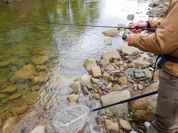 A pescar no rio da montanha. Pescador na costa. Verão Ac — Fotografia de Stock