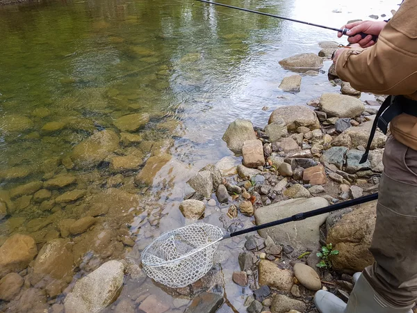 Pesca sul fiume di montagna. Pescatore sulla riva. Estate AC — Foto Stock