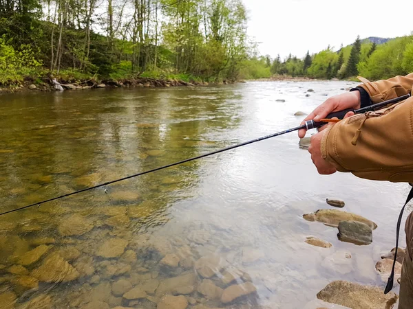 Pesca en el río de montaña. Pescador en la orilla. Verano Ac — Foto de Stock