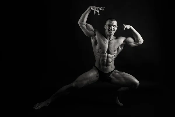 黒の背景に筋肉、救済ボディービルダー — ストック写真
