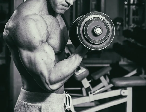 Occupation avec haltères dans la salle de gym. Homme fort avec haltères — Photo