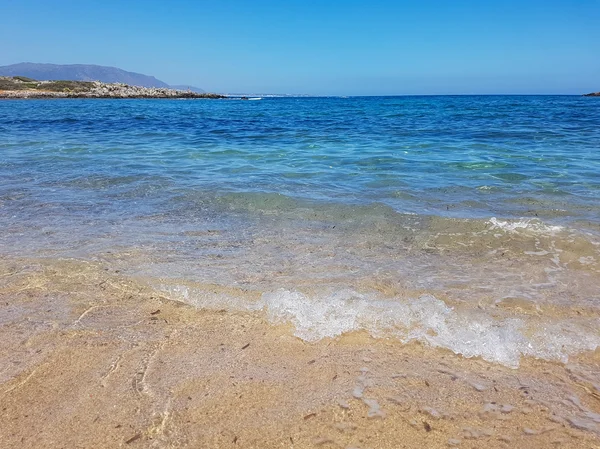 아름 다운 바다, 파도 및 모래입니다. 부드러운 바다입니다. Se에서 여름 휴가 — 스톡 사진