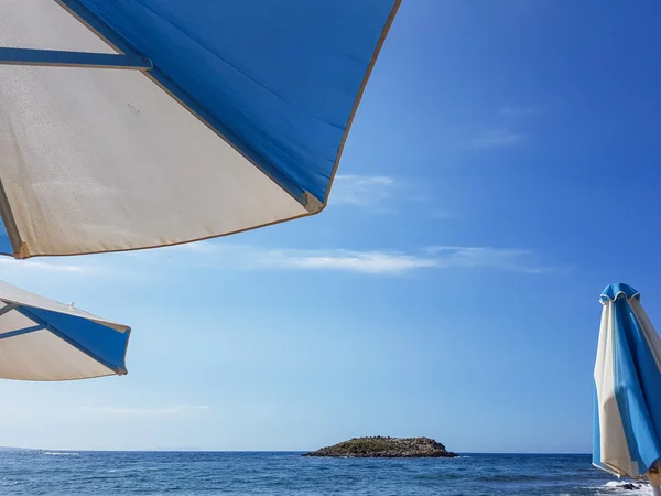 Umbrellas on the beach. The concept of summer vacation — Stock Photo, Image