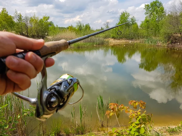 Fiske på sjön. HASPELRULLE och på en bakgrund av sjön — Stockfoto