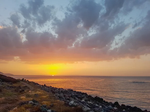 Superbe coucher de soleil sur la mer. Beau paysage d'été. Été — Photo