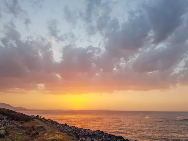 Herrlicher Sonnenuntergang über dem Meer. schöne Sommerlandschaft. Sommer — Stockfoto