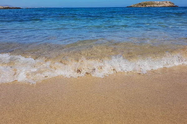 Vackra havet, vågorna och sand. Tender havet. Sommarlov på se — Stockfoto