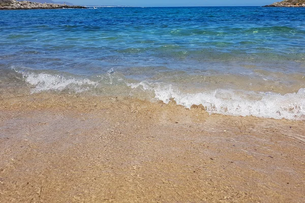 Vackra havet, vågorna och sand. Tender havet. Sommarlov på se — Stockfoto