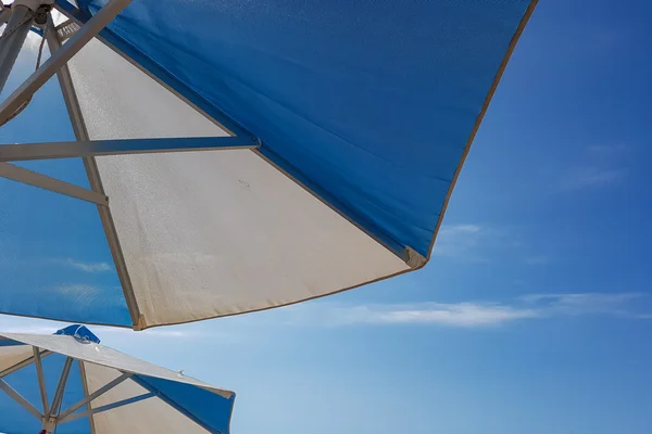 Ombrelloni sulla spiaggia. Il concetto di vacanza estiva — Foto Stock