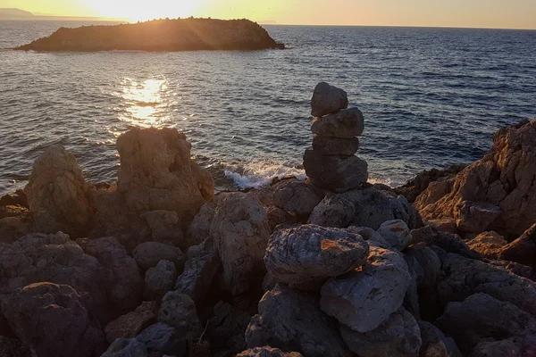 Hermosa puesta de sol sobre el mar. Hermoso paisaje de verano. Verano —  Fotos de Stock