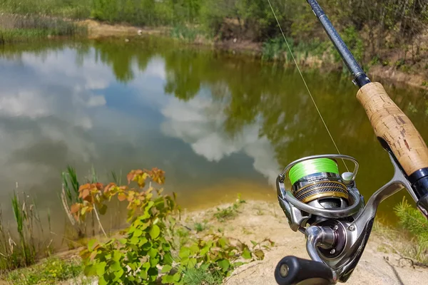 Pesca sul lago. Rotazione di oscillazione e su uno sfondo di lago — Foto Stock