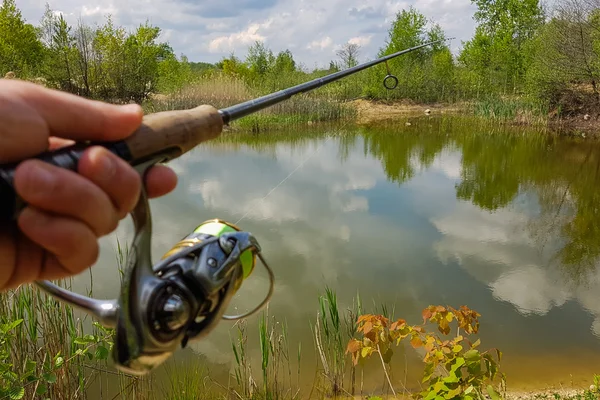 Pesca sul lago. Rotazione di oscillazione e su uno sfondo di lago — Foto Stock