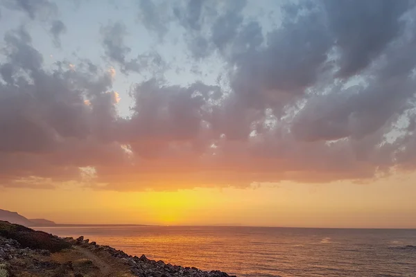 Superbe coucher de soleil sur la mer. Beau paysage d'été. Été — Photo