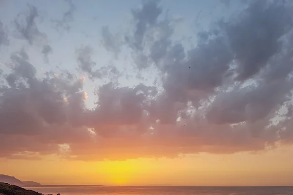 Lindo pôr-do-sol sobre o mar. Linda paisagem de verão. Verão — Fotografia de Stock