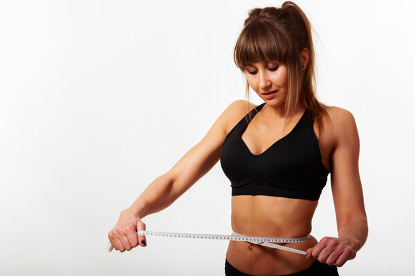 Красивая атлетичная девушка над белым. Роскошная фитнес-девушка
