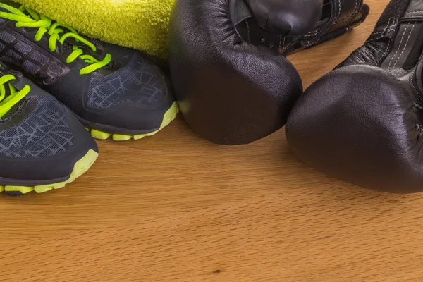 Boks eldivenleri, havlu ve su. Tüm fitness